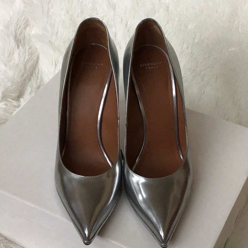 GIVENCHY SILVER LEATHER PUMPS.
